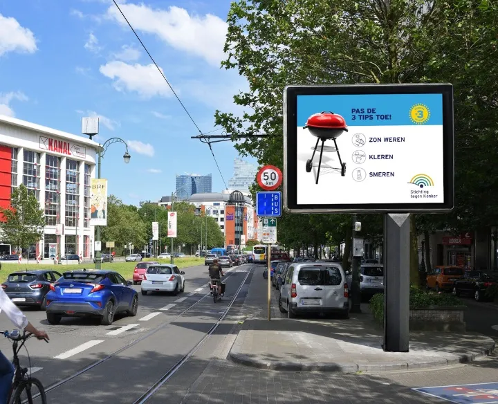 Cancer Foundation sun-prevention campaign on a Brussels DOOH screen