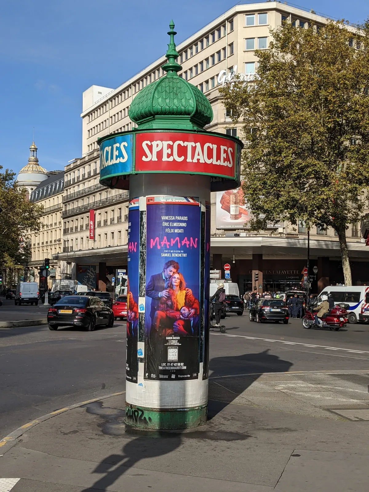 Colonne Morris place Diaghilev, Paris, octobre 2021