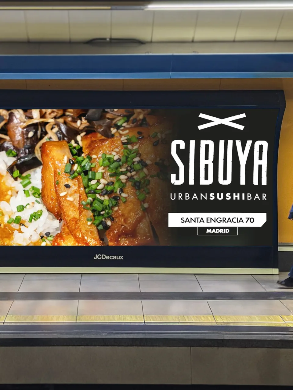 Sibuya Urban Sushi Bar sur un écran JCDecaux sur un quai du métro de Madrid, station Bilbao : Santa Engracia 70, Madrid